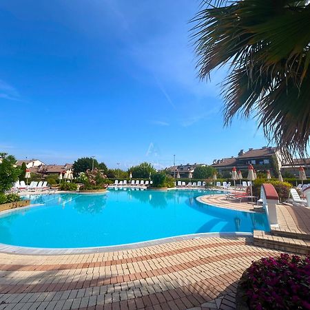 Perla Apartment - 3 Piscine E Un Bar - Desenzano เดเซนซาโนเดลการ์ดา ภายนอก รูปภาพ