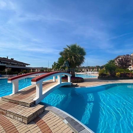 Perla Apartment - 3 Piscine E Un Bar - Desenzano เดเซนซาโนเดลการ์ดา ภายนอก รูปภาพ