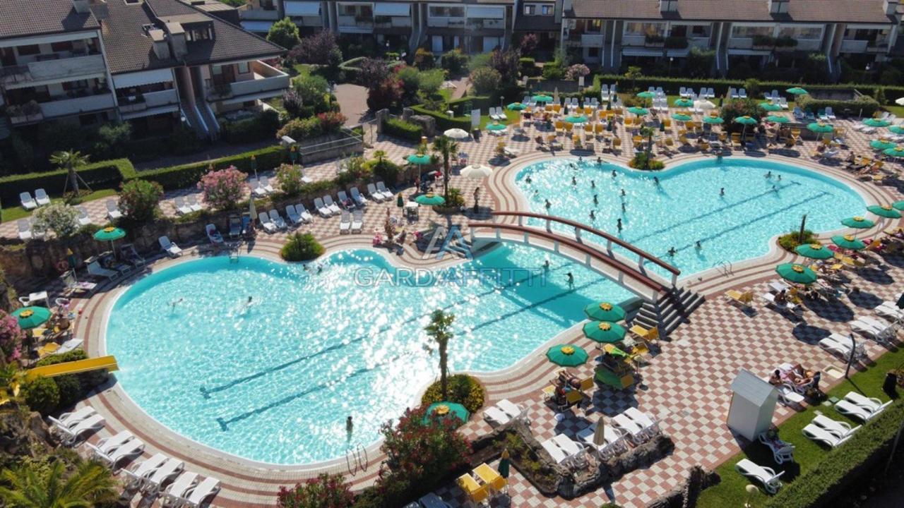 Perla Apartment - 3 Piscine E Un Bar - Desenzano เดเซนซาโนเดลการ์ดา ภายนอก รูปภาพ