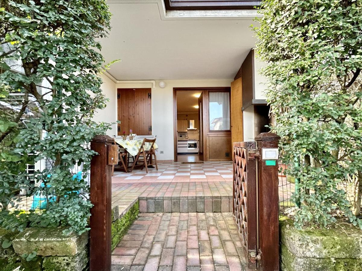 Perla Apartment - 3 Piscine E Un Bar - Desenzano เดเซนซาโนเดลการ์ดา ภายนอก รูปภาพ
