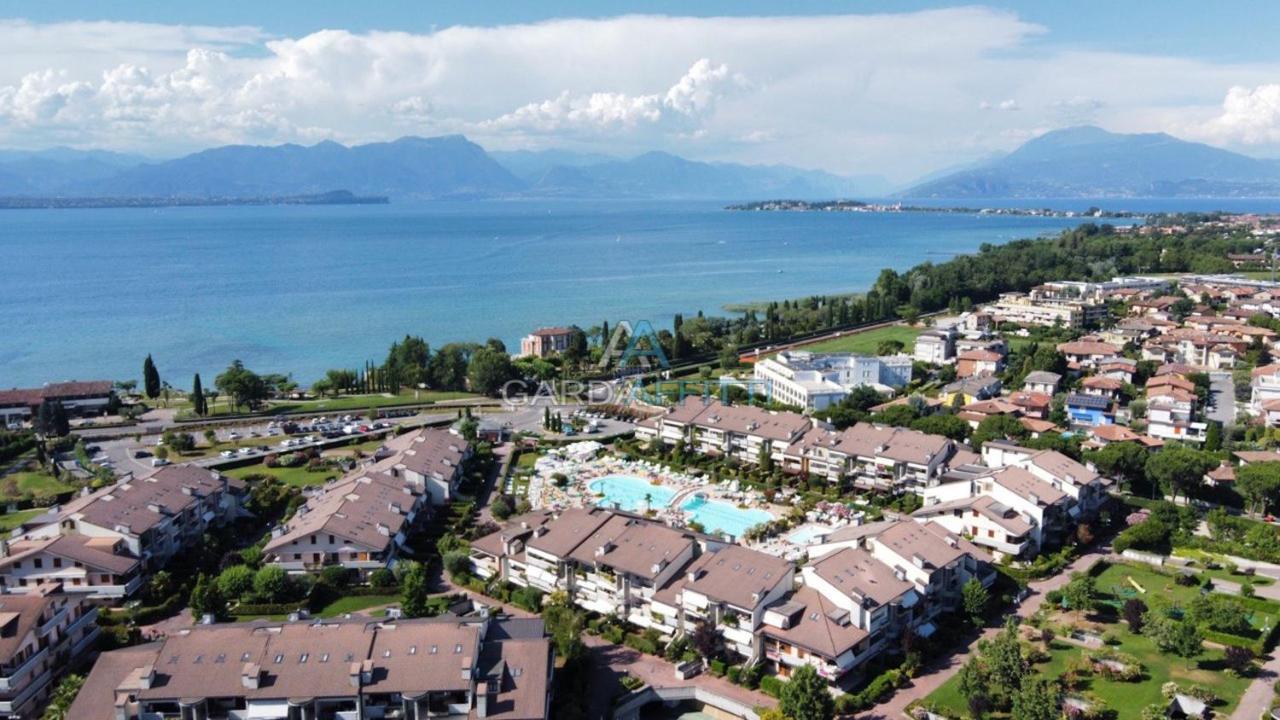 Perla Apartment - 3 Piscine E Un Bar - Desenzano เดเซนซาโนเดลการ์ดา ภายนอก รูปภาพ