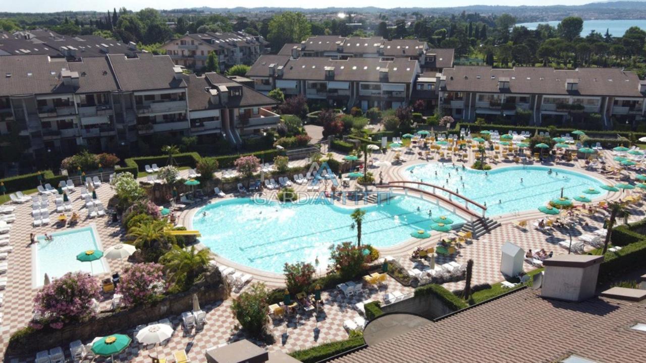 Perla Apartment - 3 Piscine E Un Bar - Desenzano เดเซนซาโนเดลการ์ดา ภายนอก รูปภาพ