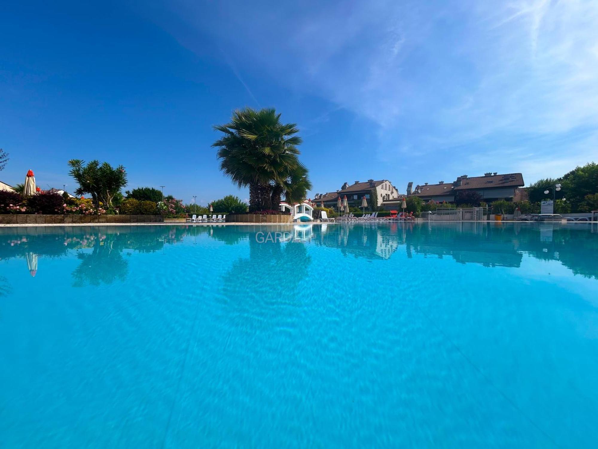 Perla Apartment - 3 Piscine E Un Bar - Desenzano เดเซนซาโนเดลการ์ดา ภายนอก รูปภาพ