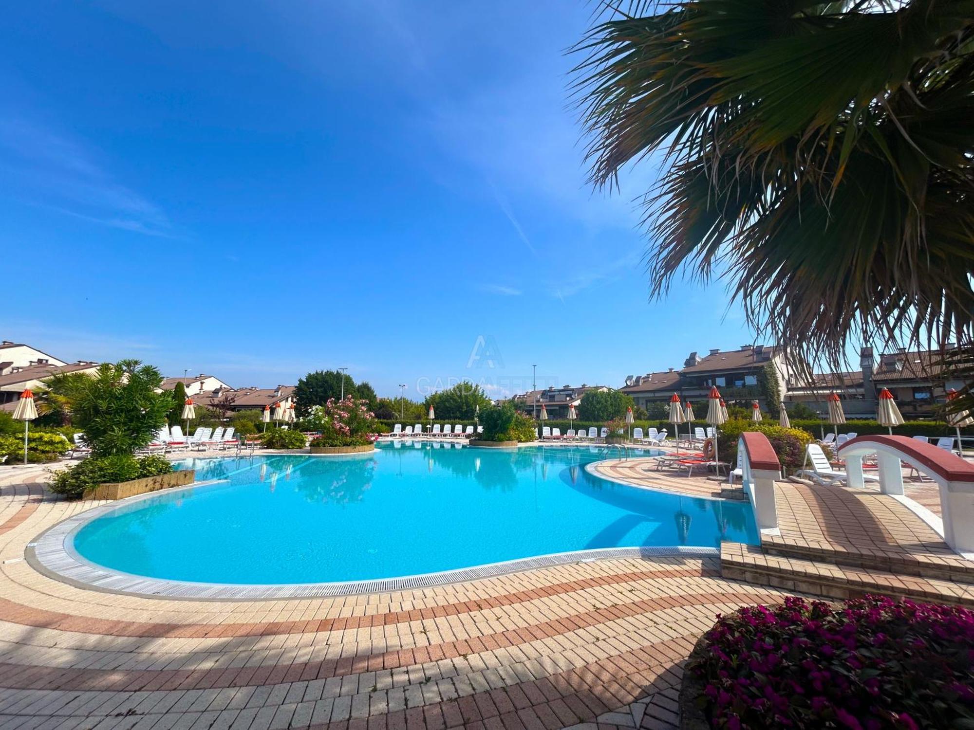 Perla Apartment - 3 Piscine E Un Bar - Desenzano เดเซนซาโนเดลการ์ดา ภายนอก รูปภาพ
