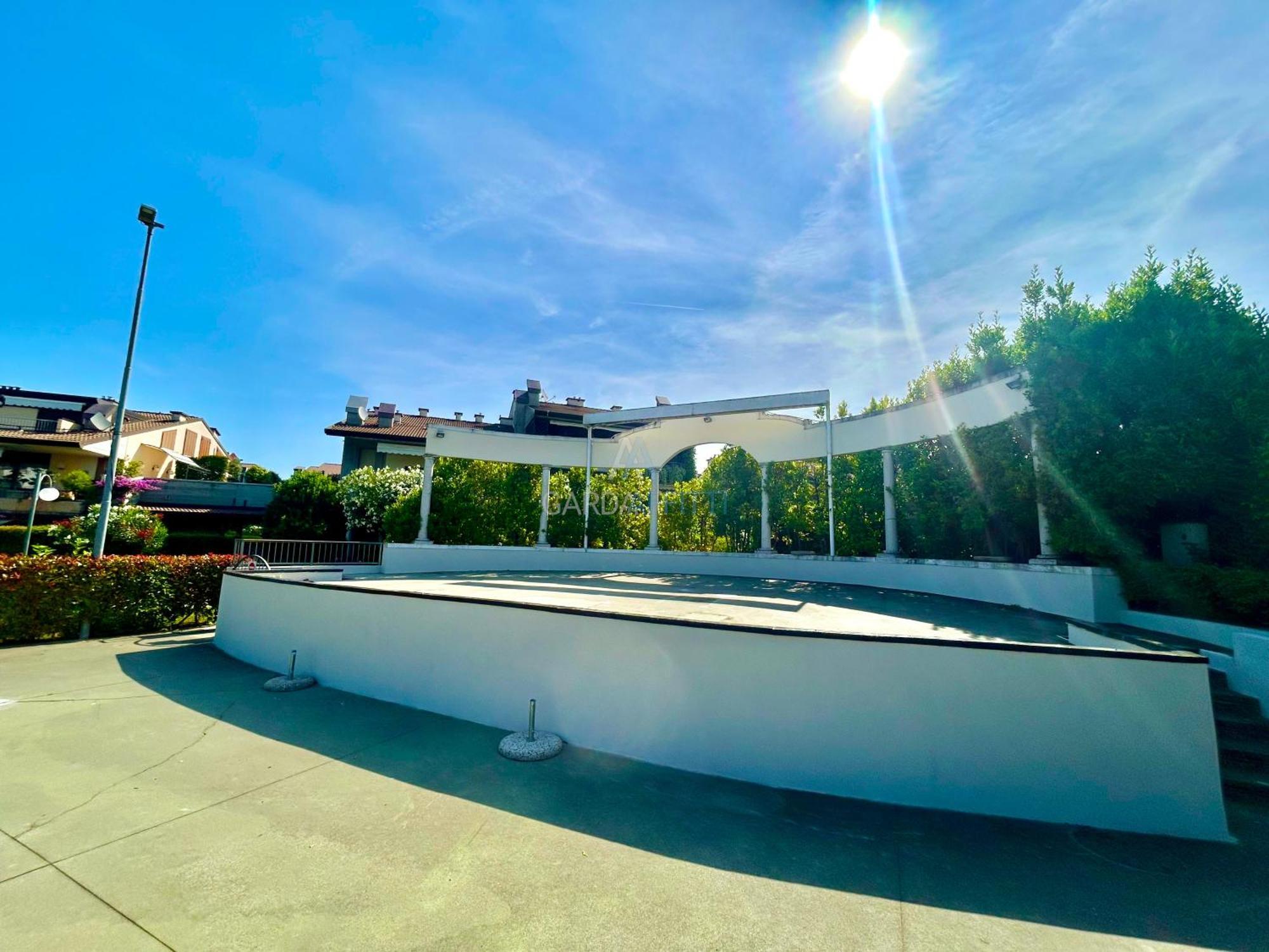 Perla Apartment - 3 Piscine E Un Bar - Desenzano เดเซนซาโนเดลการ์ดา ภายนอก รูปภาพ