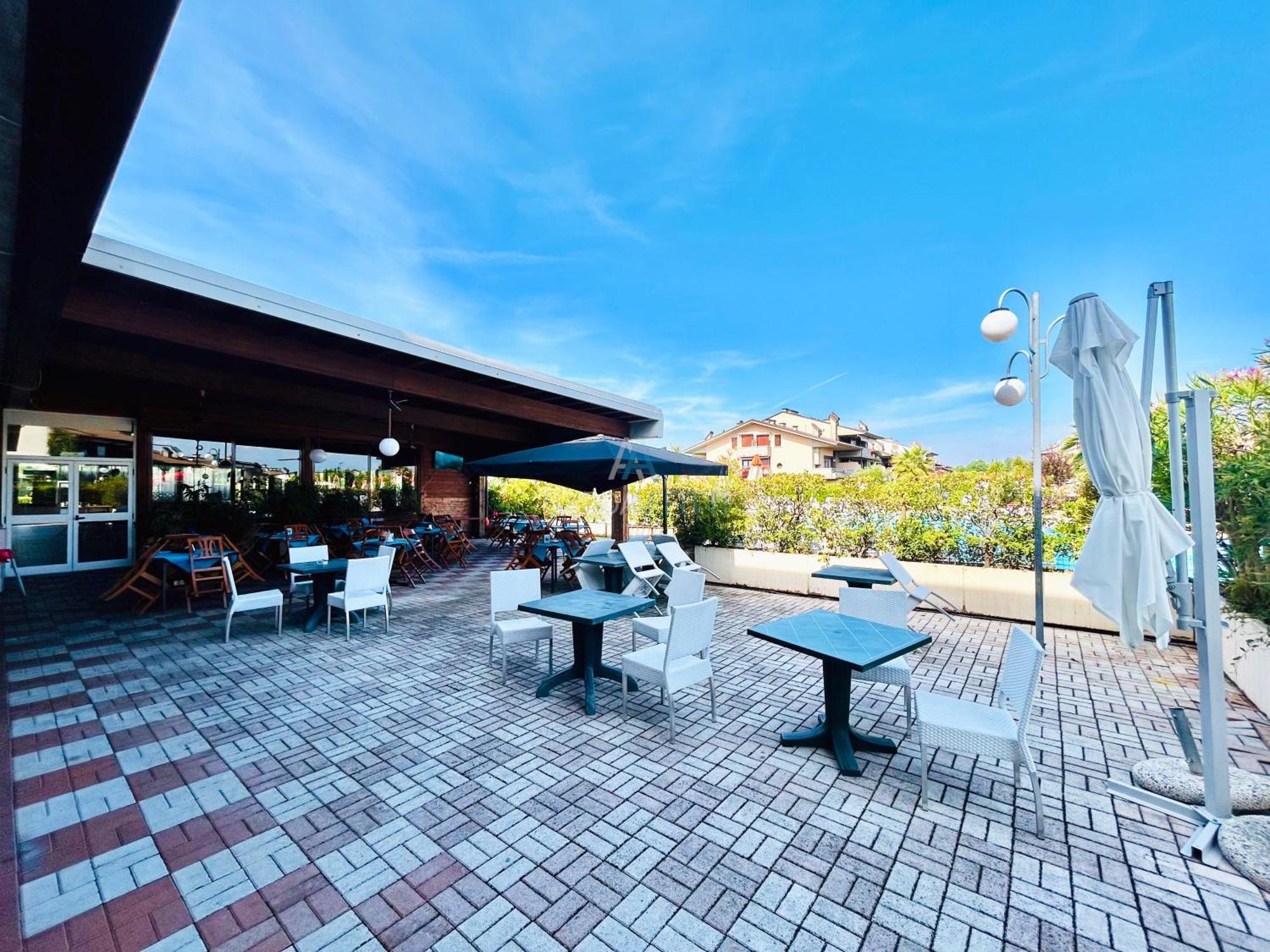 Perla Apartment - 3 Piscine E Un Bar - Desenzano เดเซนซาโนเดลการ์ดา ภายนอก รูปภาพ