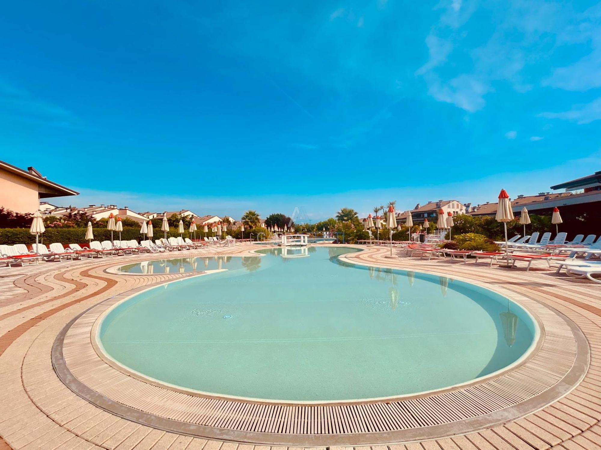 Perla Apartment - 3 Piscine E Un Bar - Desenzano เดเซนซาโนเดลการ์ดา ภายนอก รูปภาพ