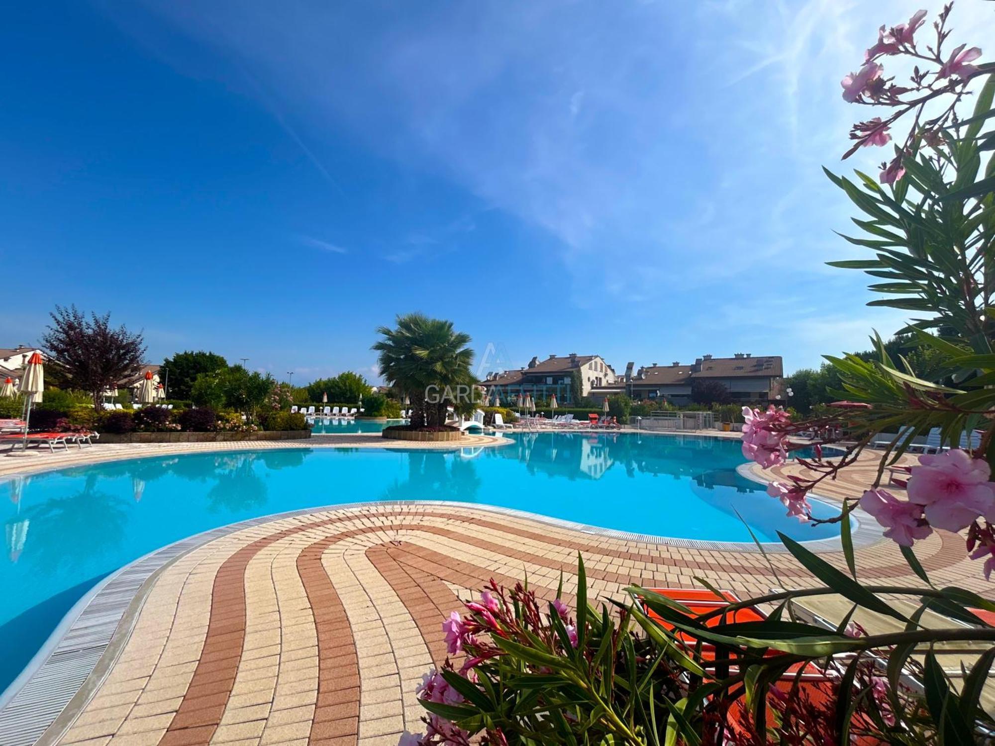 Perla Apartment - 3 Piscine E Un Bar - Desenzano เดเซนซาโนเดลการ์ดา ภายนอก รูปภาพ