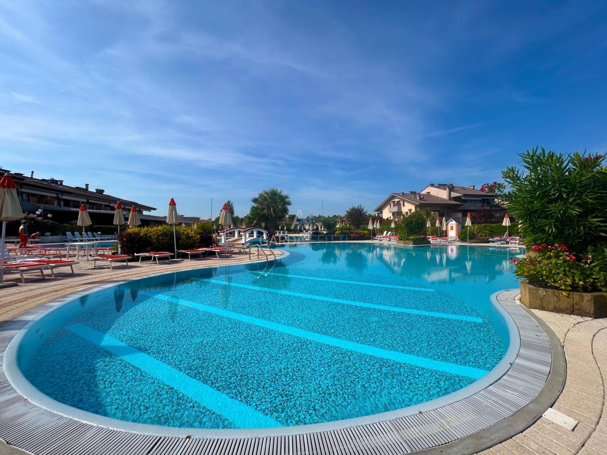 Perla Apartment - 3 Piscine E Un Bar - Desenzano เดเซนซาโนเดลการ์ดา ภายนอก รูปภาพ
