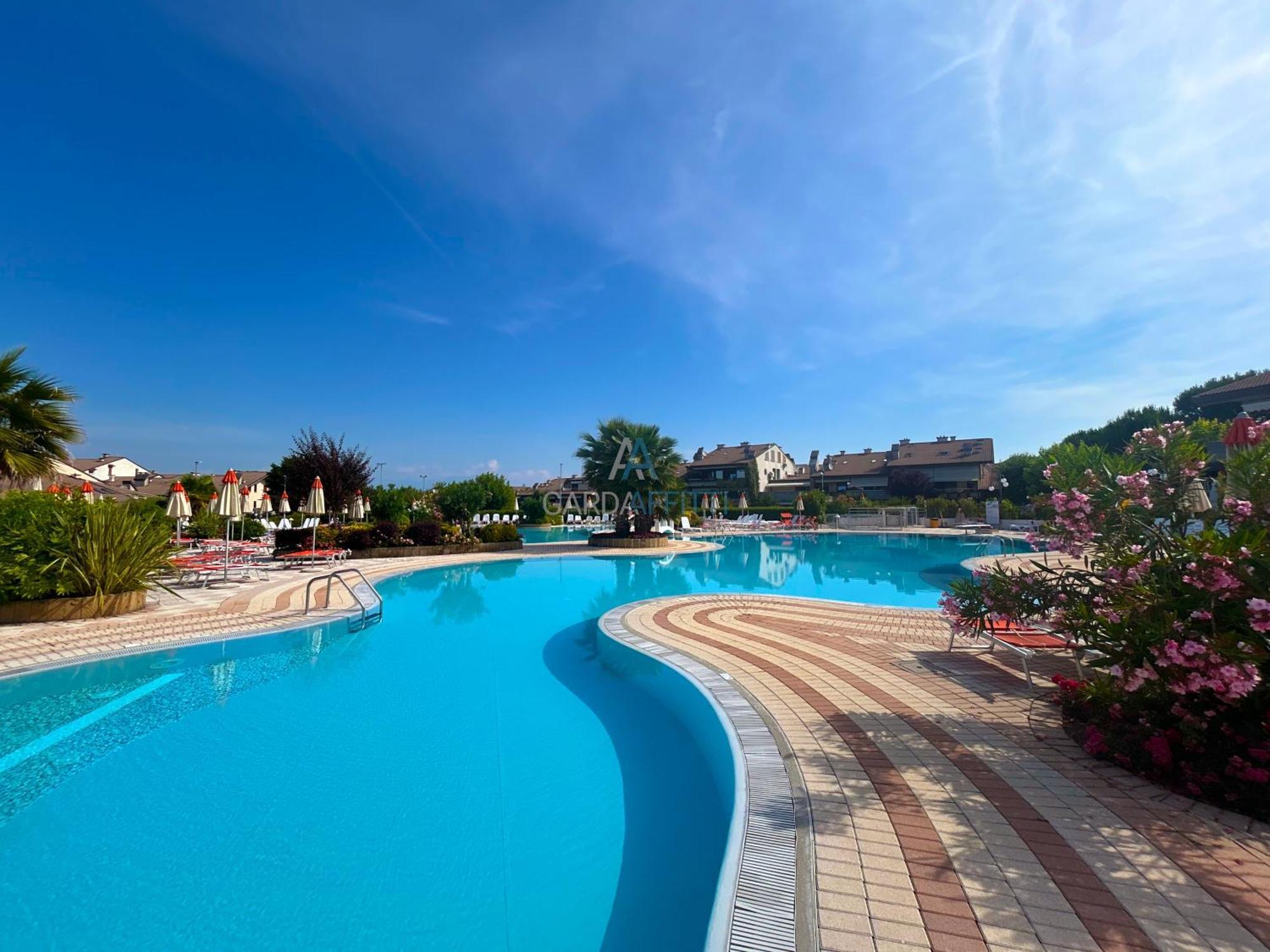 Perla Apartment - 3 Piscine E Un Bar - Desenzano เดเซนซาโนเดลการ์ดา ภายนอก รูปภาพ