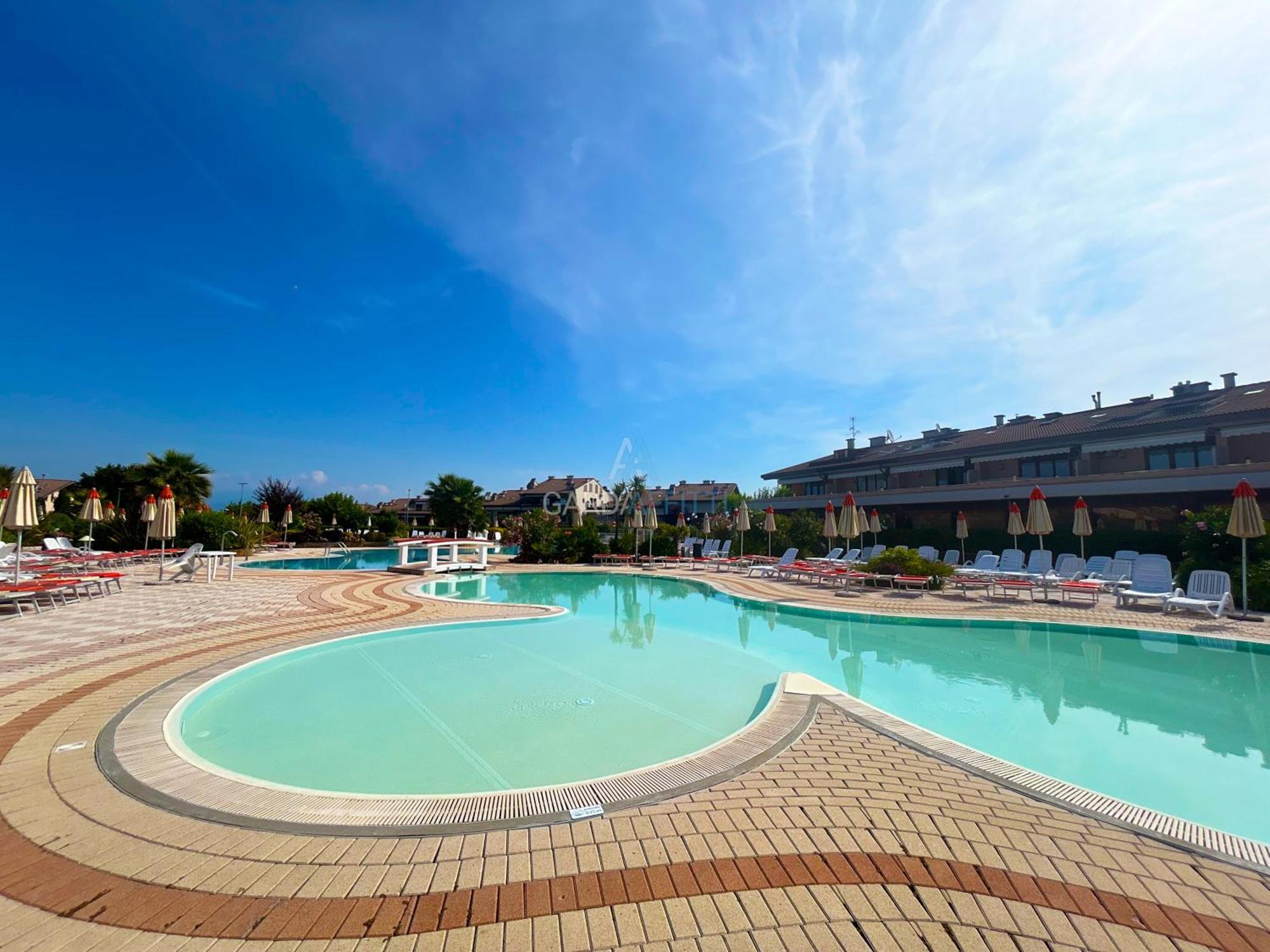 Perla Apartment - 3 Piscine E Un Bar - Desenzano เดเซนซาโนเดลการ์ดา ภายนอก รูปภาพ