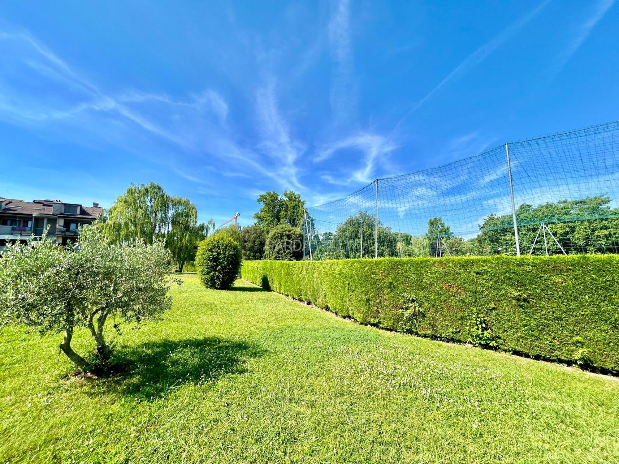Perla Apartment - 3 Piscine E Un Bar - Desenzano เดเซนซาโนเดลการ์ดา ภายนอก รูปภาพ