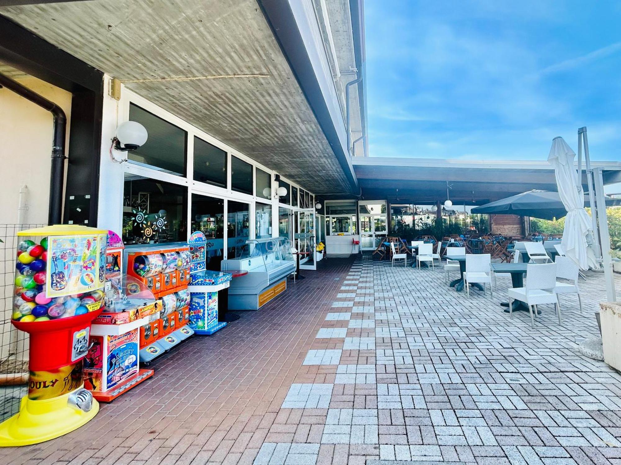 Perla Apartment - 3 Piscine E Un Bar - Desenzano เดเซนซาโนเดลการ์ดา ภายนอก รูปภาพ