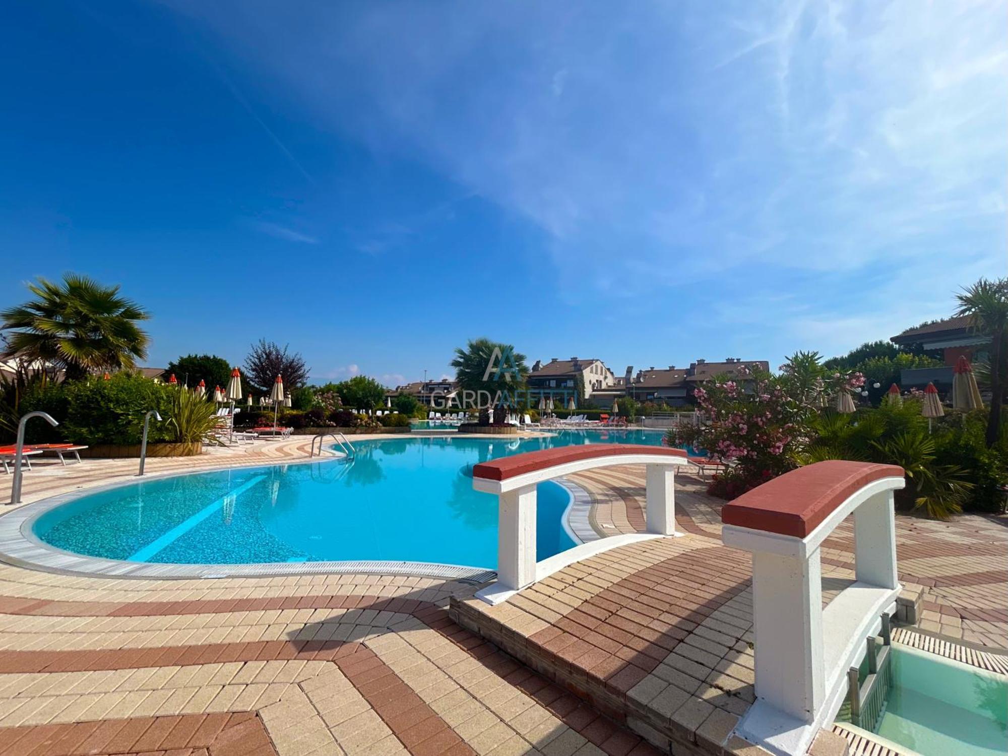 Perla Apartment - 3 Piscine E Un Bar - Desenzano เดเซนซาโนเดลการ์ดา ภายนอก รูปภาพ